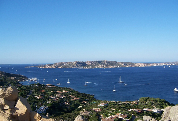 Sardegna, boom di richieste di casa tra gli stranieri: verso una terra di Airbnb?